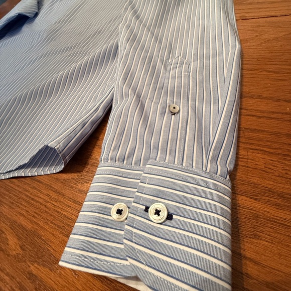 UNTUCKit Men's Light Blue Pinstripe Long sleeve Dress Shirt - Picture 4 of 5